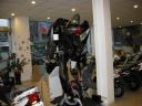 ＳＹＭアフターパーツ開発部門　Ｘ−ＰＲＯのショールームを訪問。　そこに立つのはＳＹＭファイターの外装を使ったロボットのオブジェ　ＦＩＧＨＴＥＲ　Ｔｒａｎｓｆｏｒｍｅｒ　です。